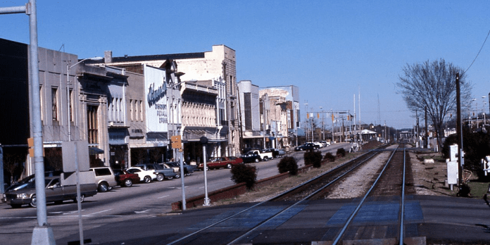 By David Wilson from Oak Park, Illinois, USA (19990205 27 CSX Rocky Mount, NC) [CC BY 2.0 (http://creativecommons.org/licenses/by/2.0)], via Wikimedia Commons